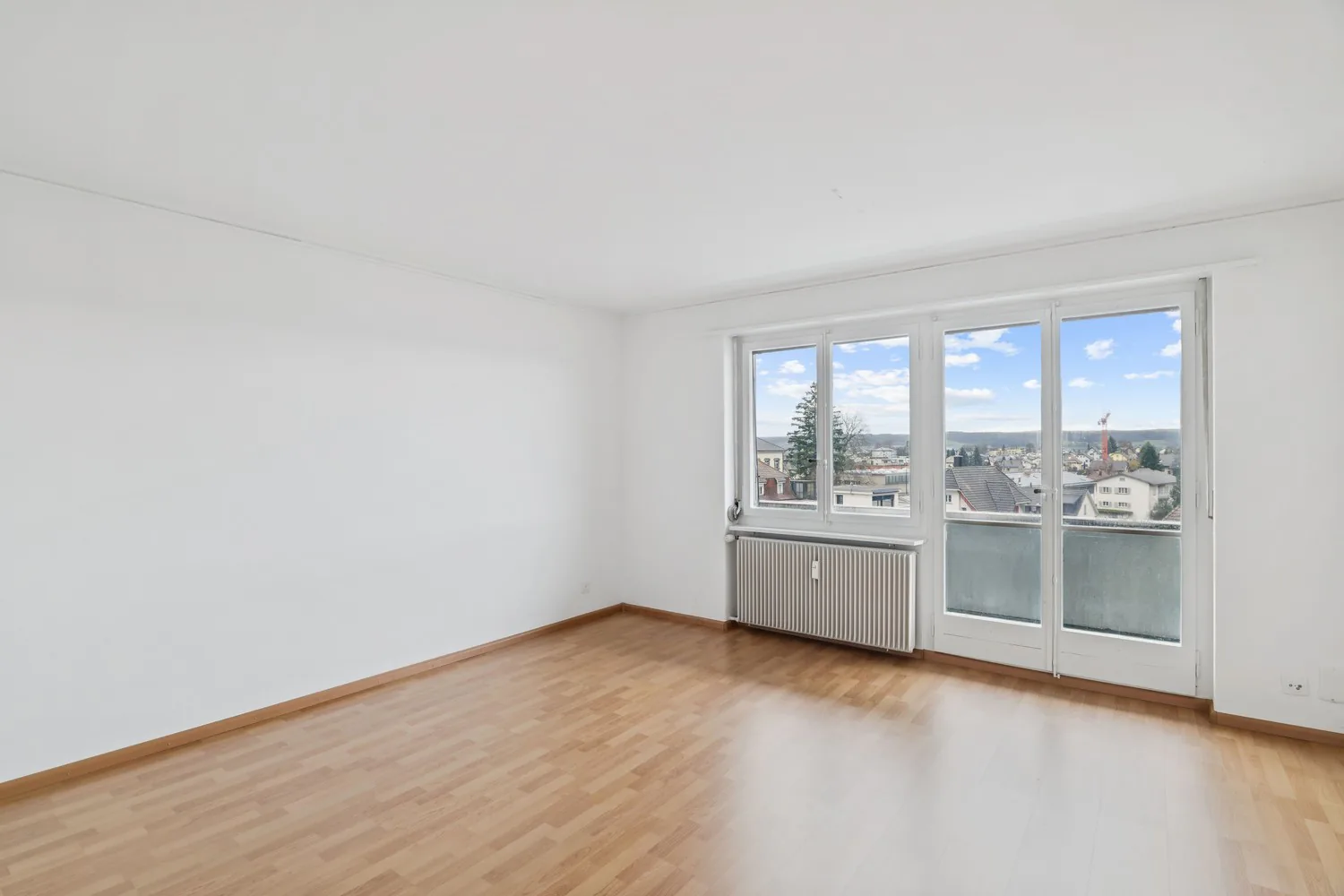 Immediate move-in to renovated apartment - quiet, centrally located and family-friendly