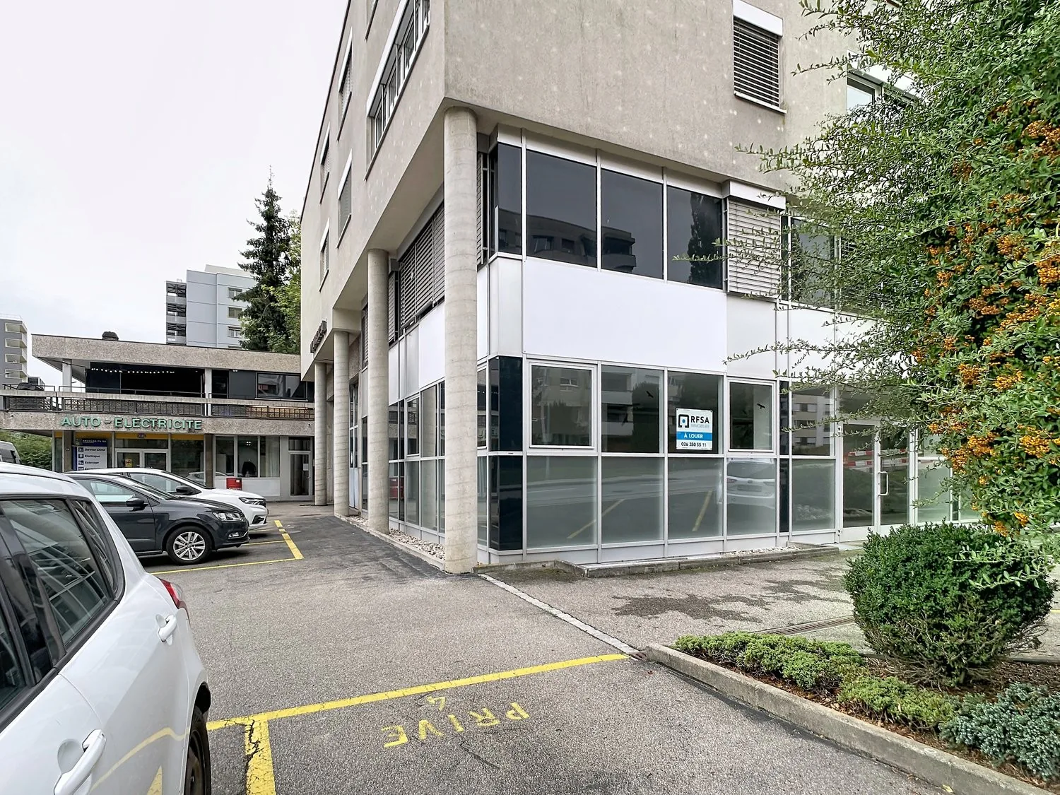 SURFACE COMMERCIALE OU ADMINISTRATIVE AVEC VITRINES D'ENV. 131 M² AU REZ