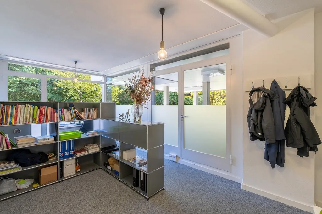 Office-Practice-Business-Premises (4 rooms+WC) approx. 97m2 on the ground floor