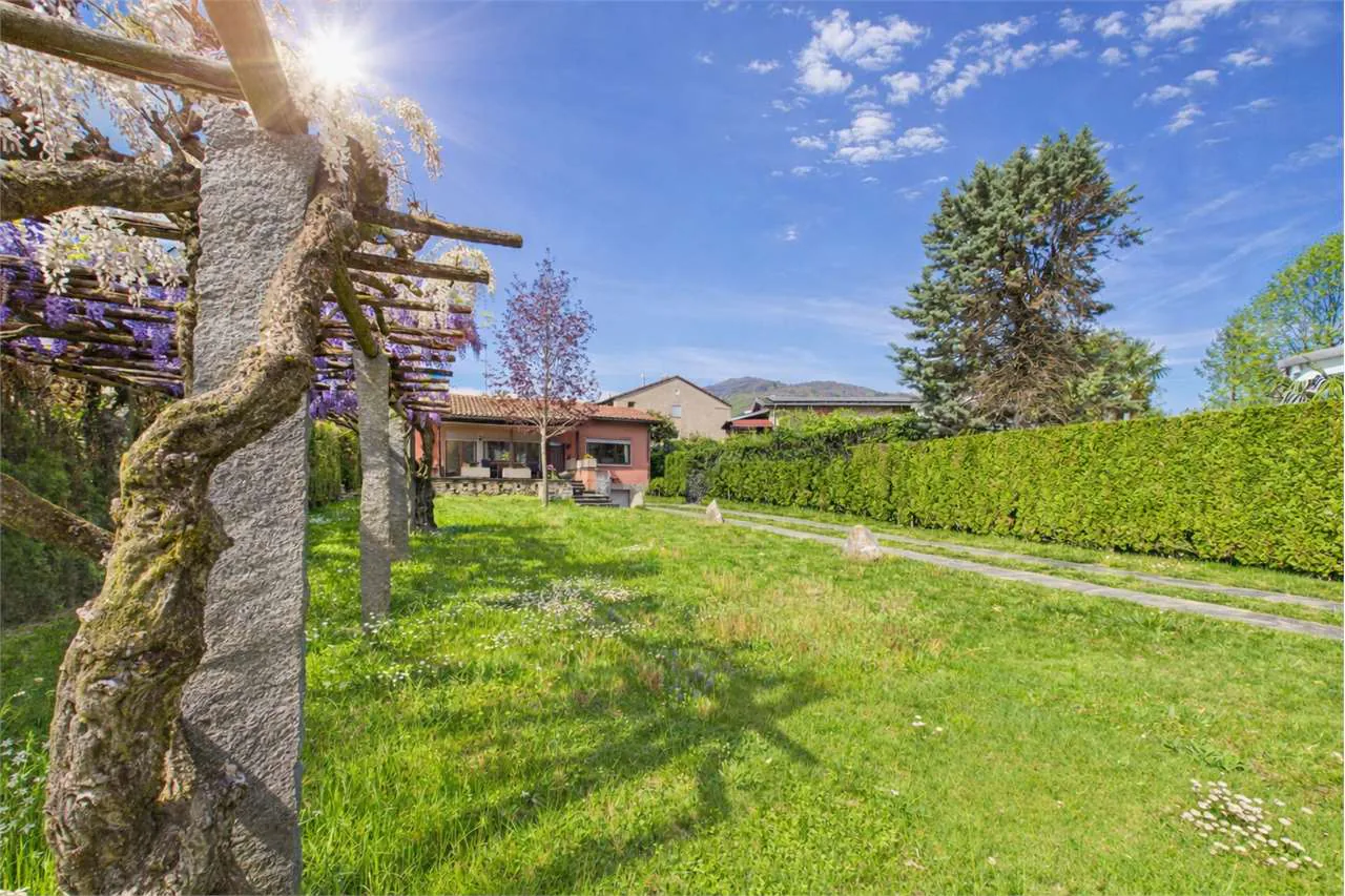 Caslano: Geräumiges Haus 4.5 mit Garten