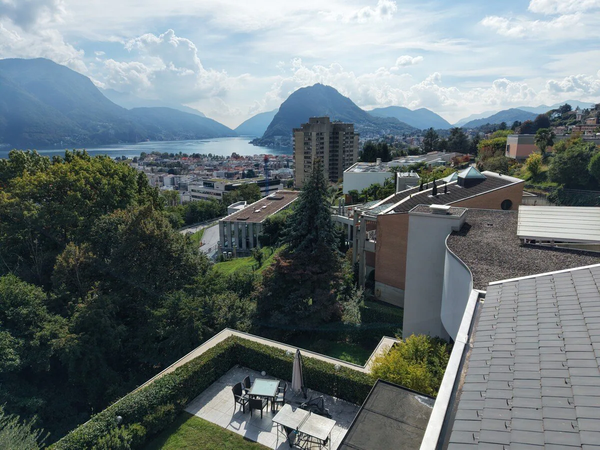 LUGANO - ESPACES GÉNÉREUX, JARDIN PRIVÉ ET VUE SUR LE LAC