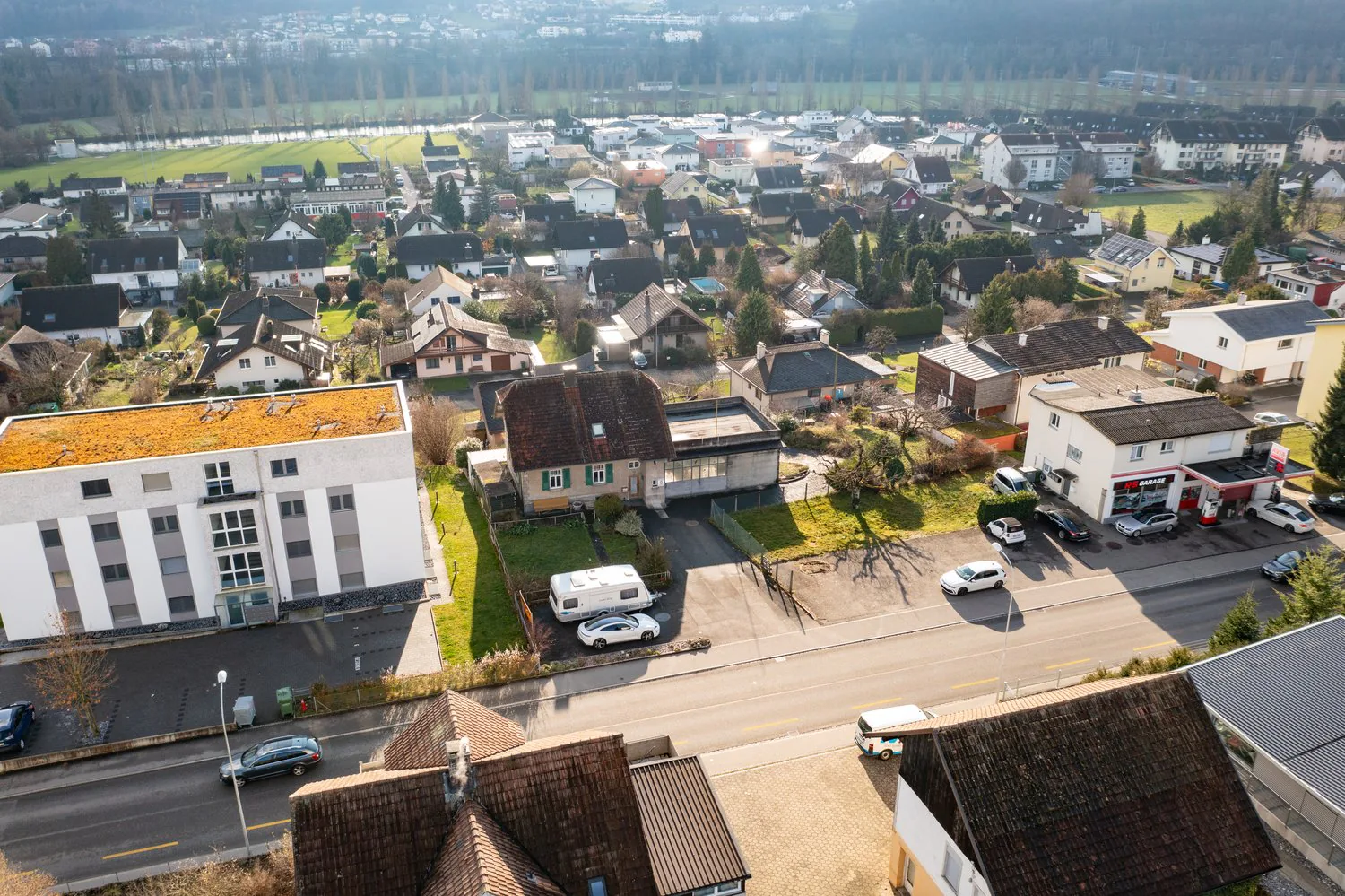 Single-family house with workshop and large plot