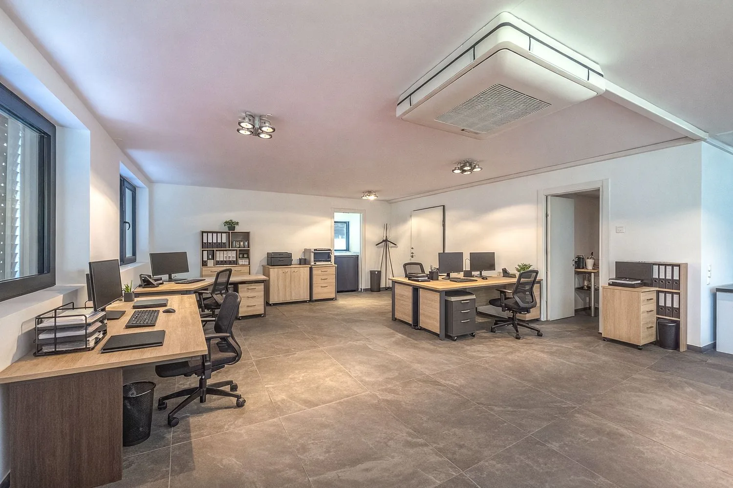 Open space office in Massagno with street front and 3 parking spaces