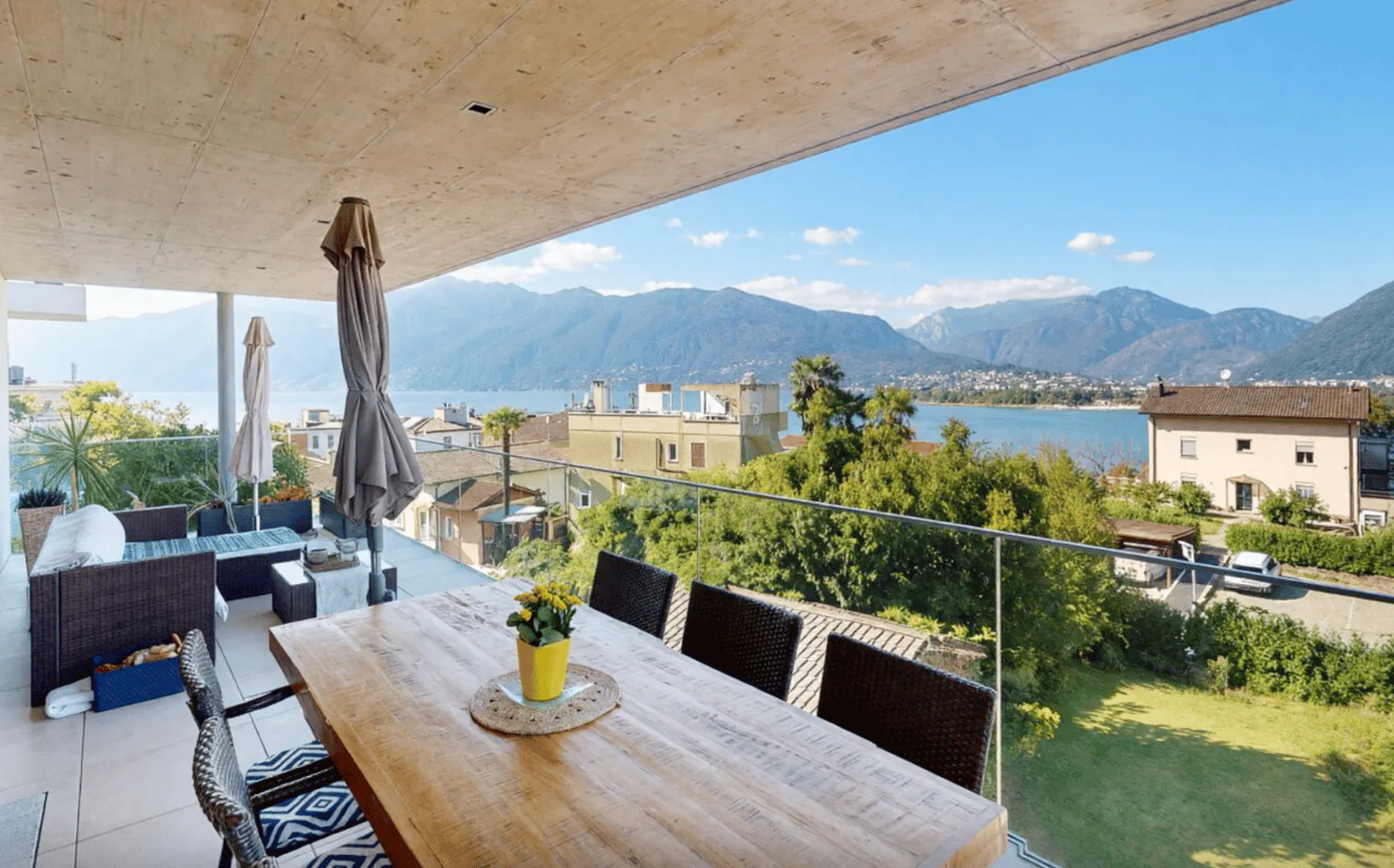 4.5-Zi.-Terrassenwohnung mit privatem Garten und Pool