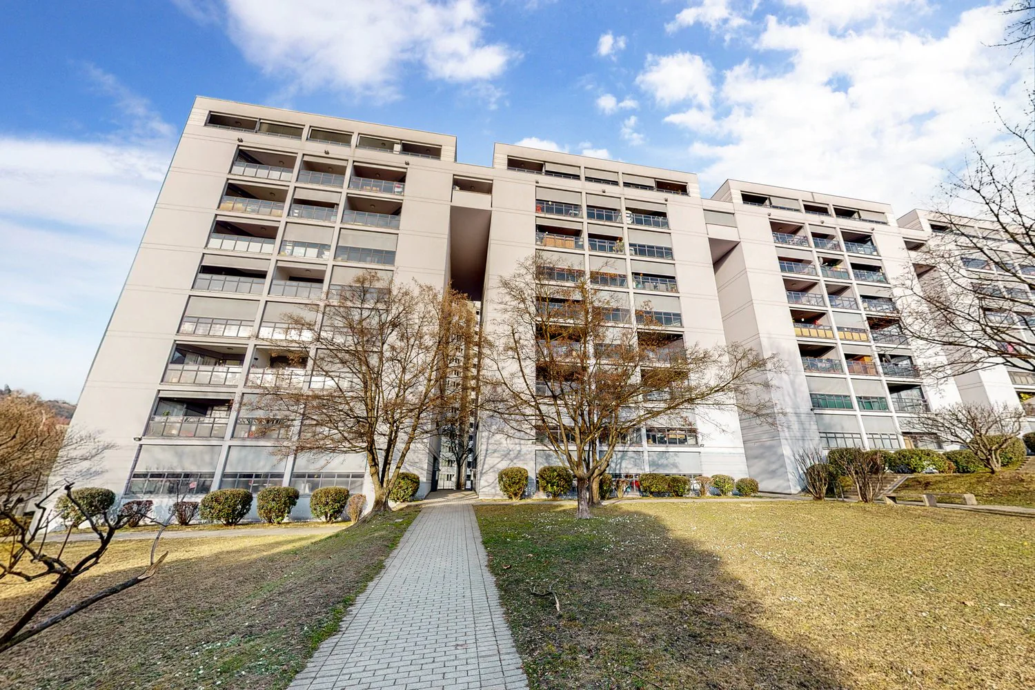 Spacious rooms and double services in strategic and well-served location