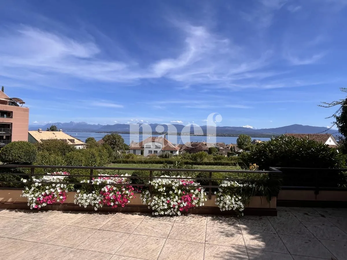 Au centre de Nyon avec vue sur le lac et le château - Appartement dexception de 4.5 pièces avec grande terrasse et vue sur le lac
