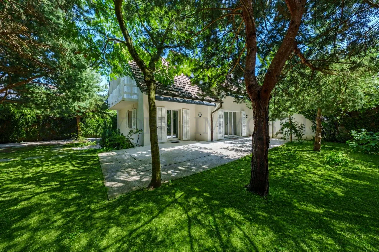 Villa Doppelhaus renoviert mit Studioanbau in einem bevorzugten Wohngebiet in Commugny