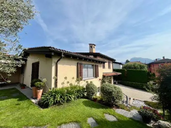 Elegantes Landhaus mit privatem Garten im Herzen von Collina d'Oro