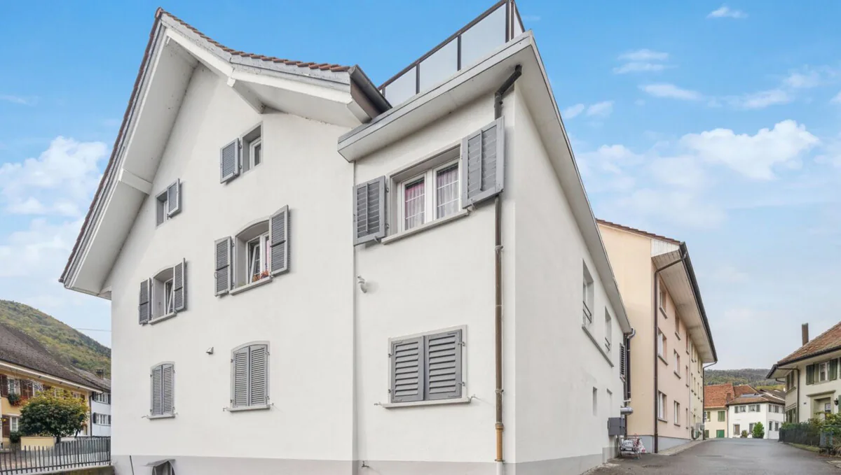 Casa multifamiliare ristrutturata con uso residenziale e commerciale in una posizione centrale