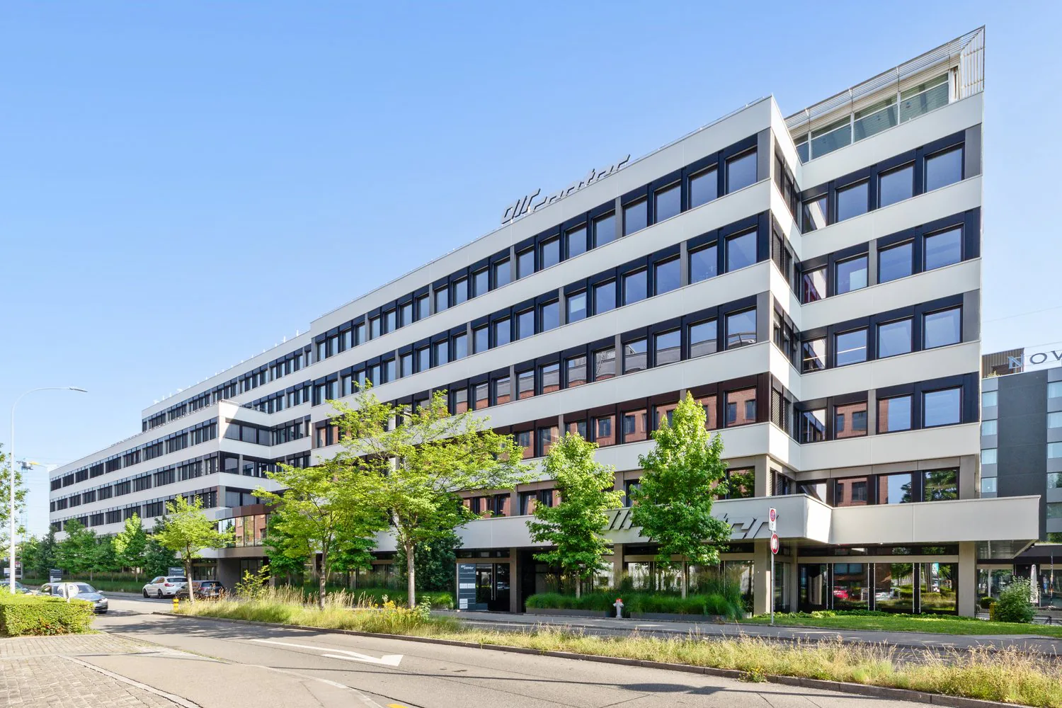 Grosse Lagerfläche mit Warenlift in Opfikon