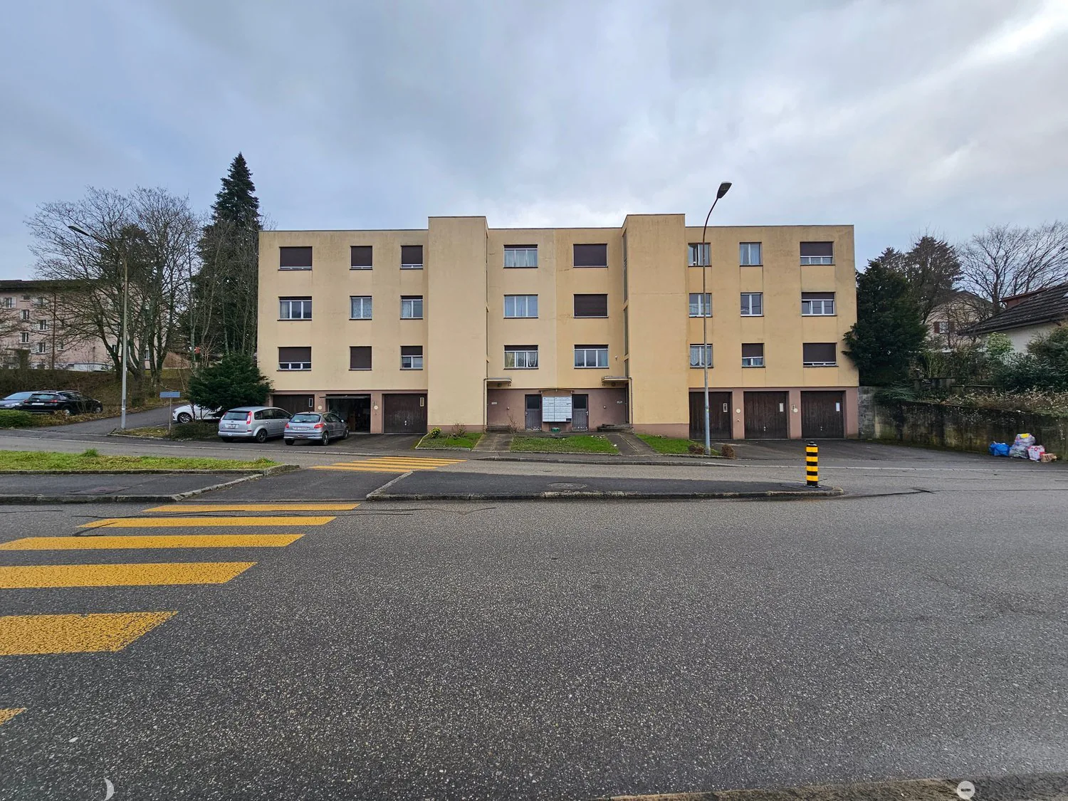 Large, bright 1-room apartment perfect for singles!