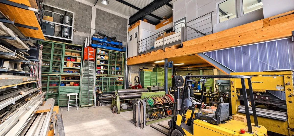 Industrial hall with workshop, offices and mezzanine - approx. 190 m² usable space