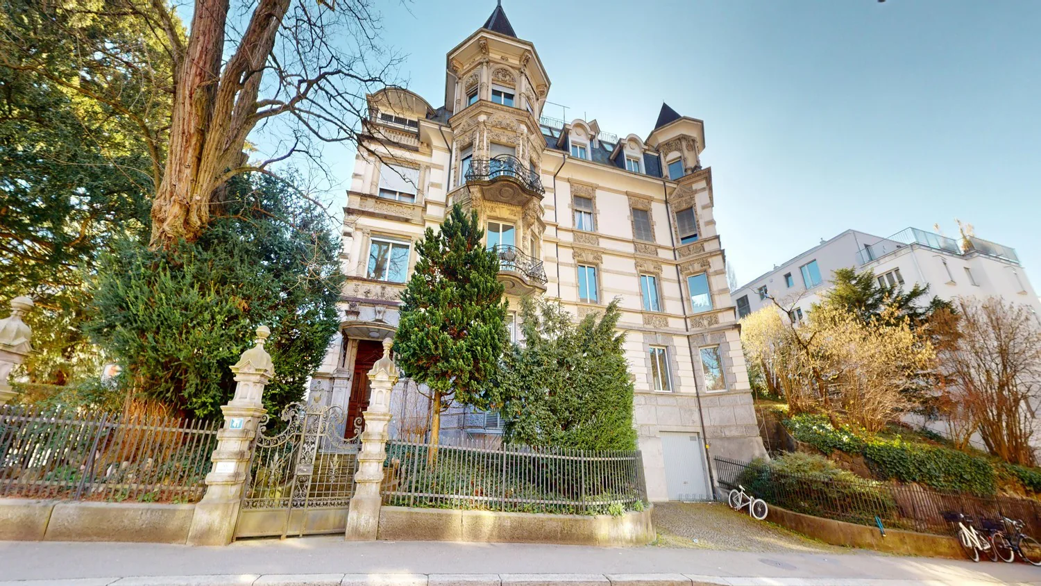 Exclusive 4.5-room apartment in a historic villa in a prime location