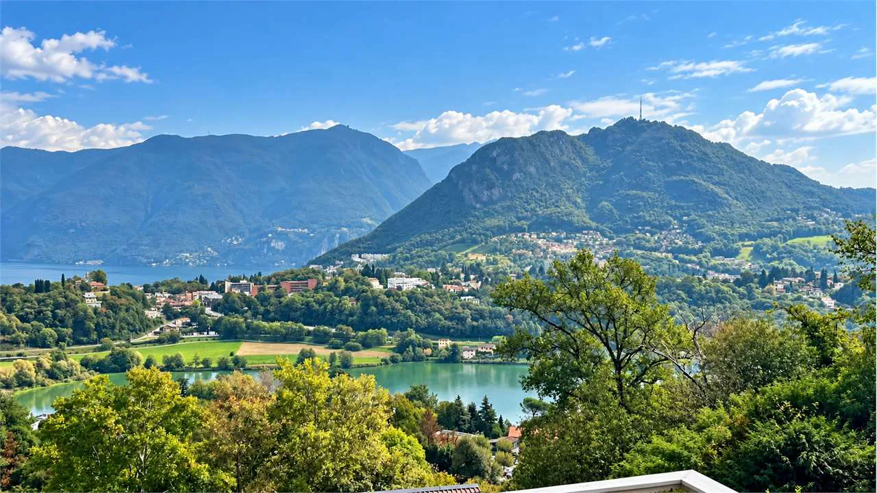 Panoramatisch ausgerichtete Dachgeschosswohnung in Muzzano - Eleganz, Privatsphäre und Aussicht