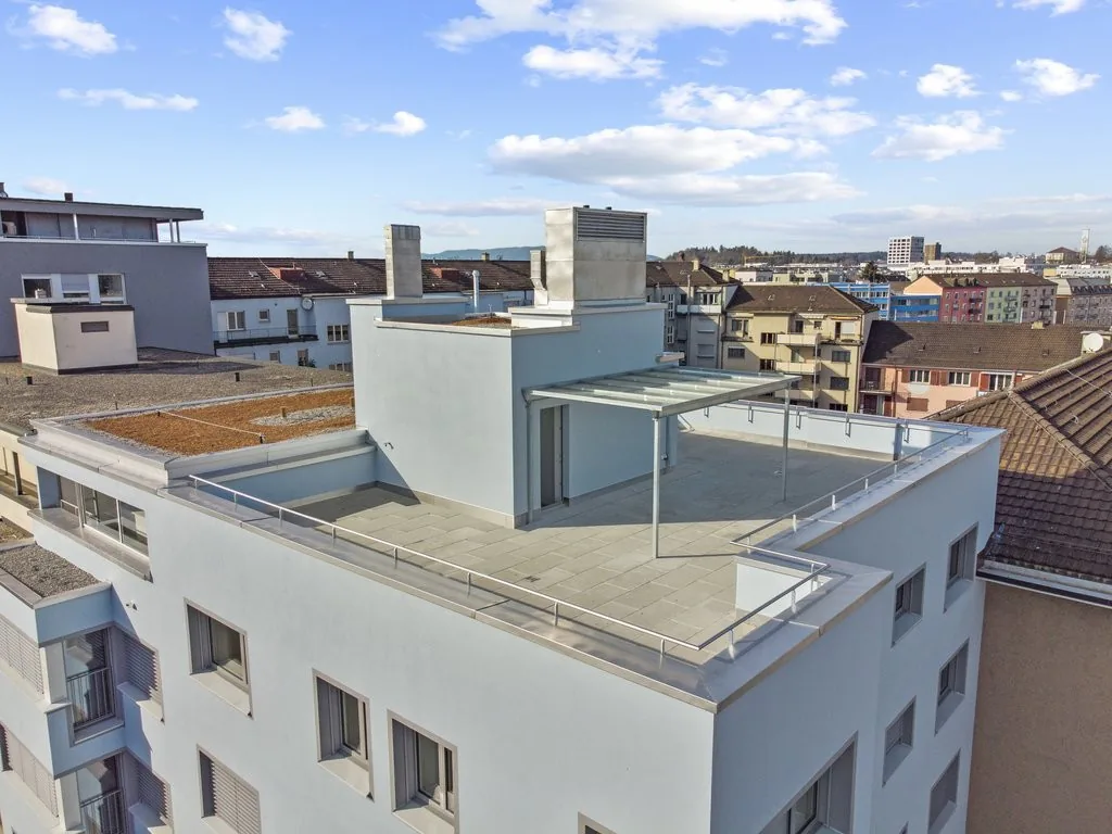Appartement moderne dans un lieu urbain avec terrasse sur le toit exclusive
