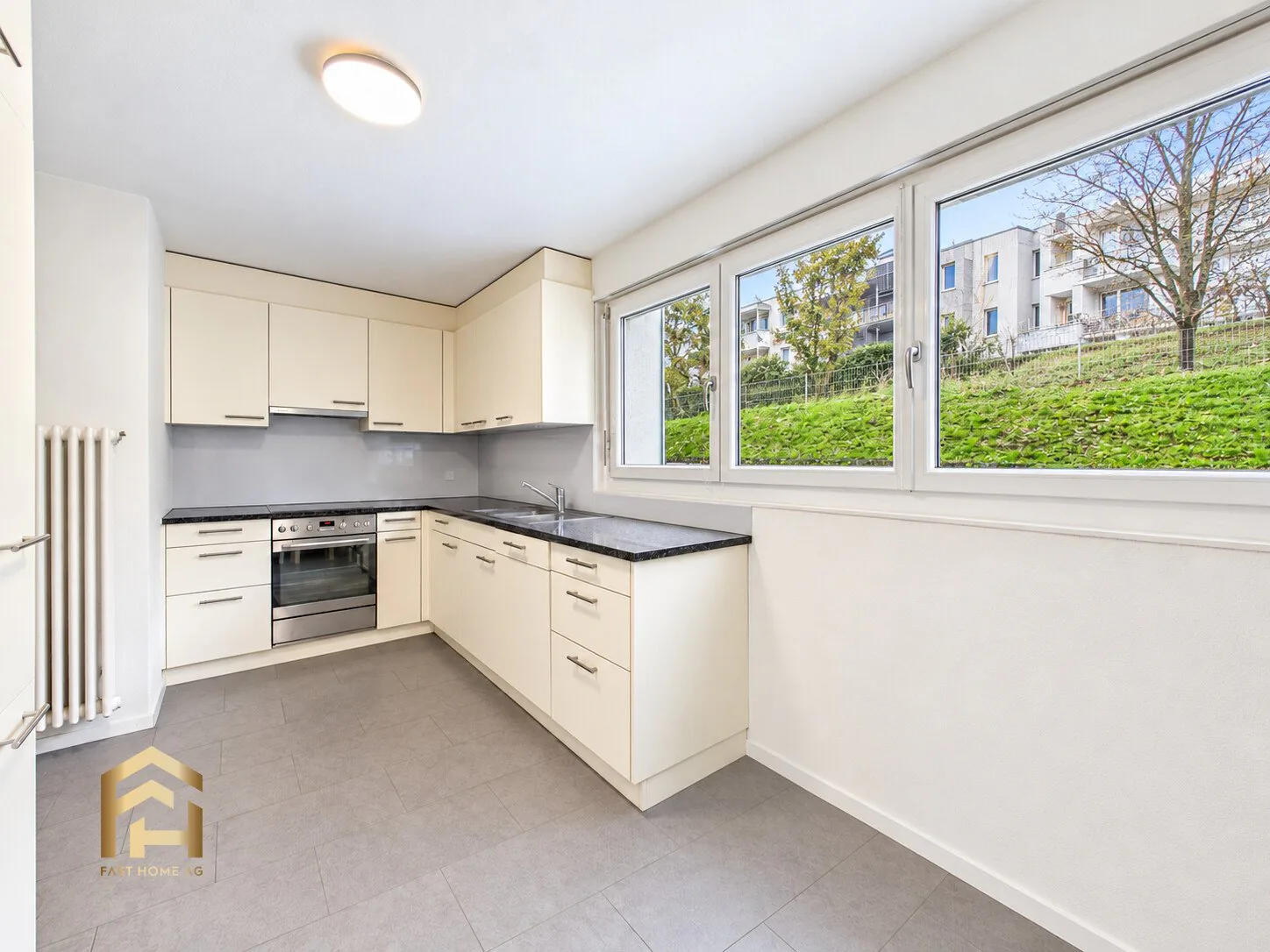 Grosszügige 4.5 ZWG mit Balkon und Gartensitzplatz in Boll