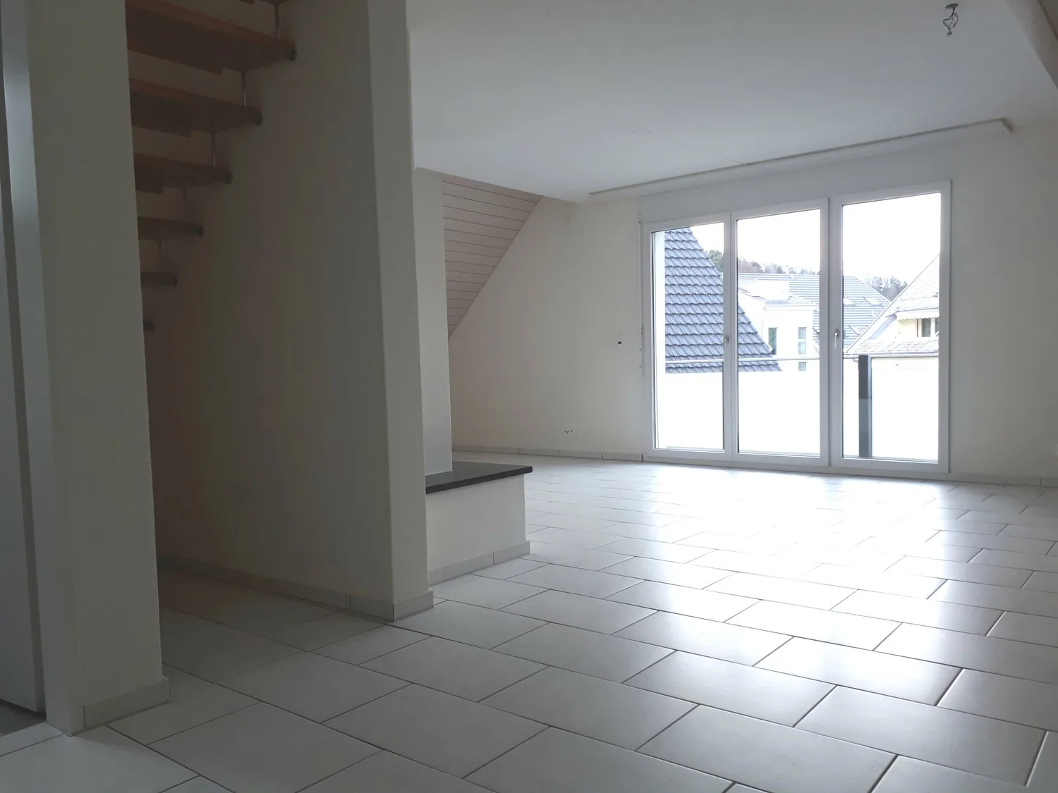 Modern 4.5-room maisonette with fireplace and balcony in Neerach - Tenant sought