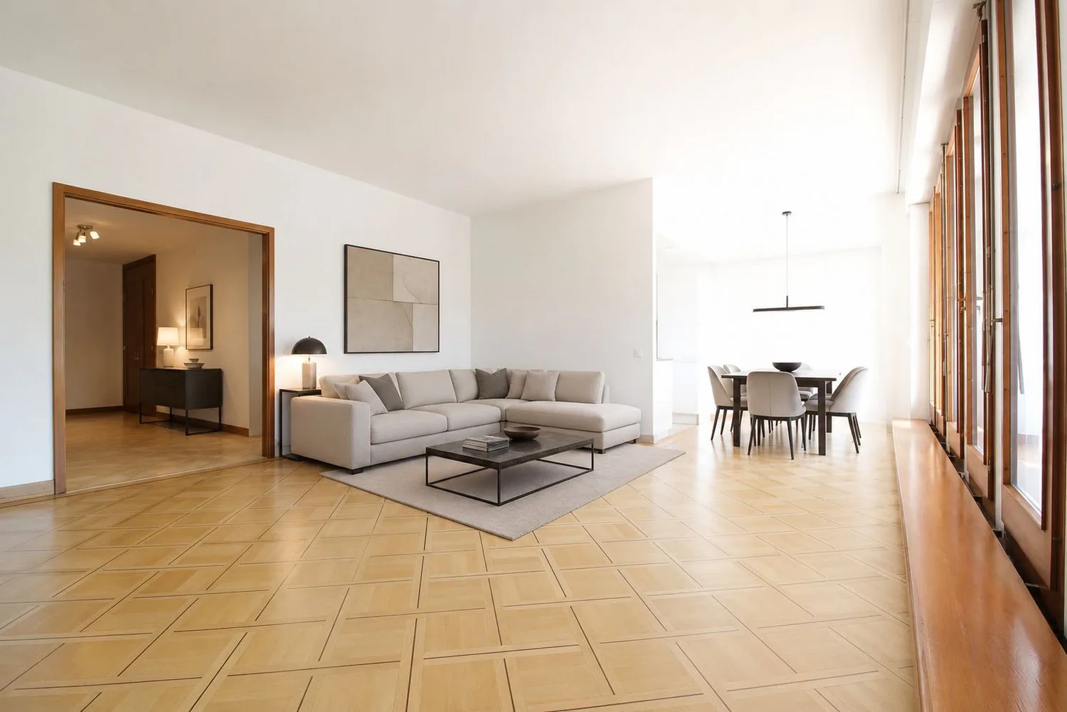RARE: unique 4.5 room apartment in a private residence/spacieux 4.5 pièces dans une résidence privée