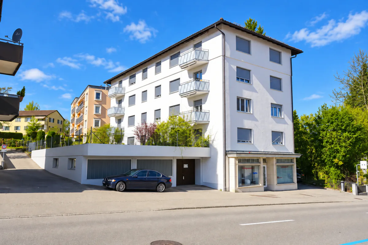 Beautiful and large 4-room apartment with balcony on the main street