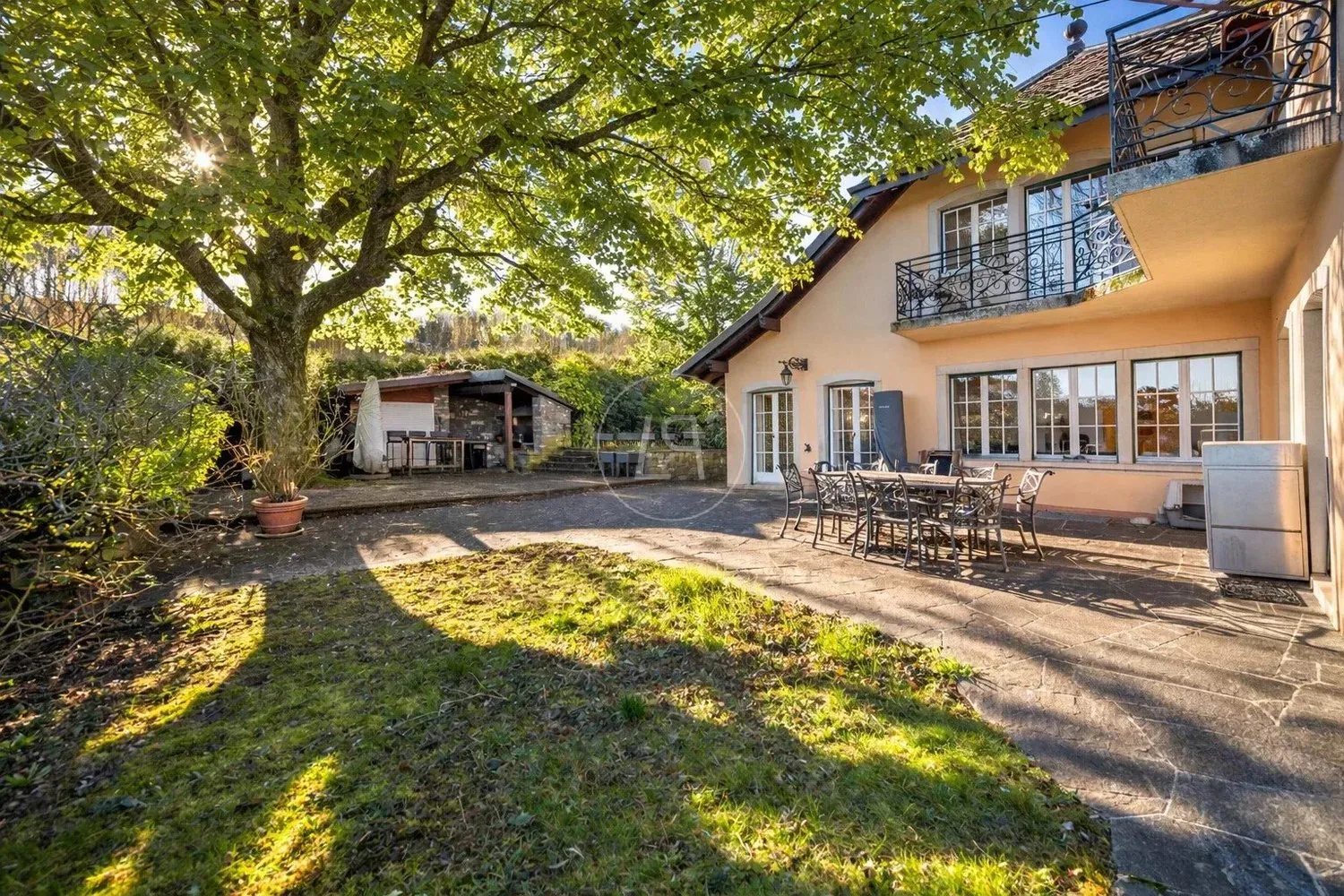 Schönes Anwesen in einer grünen Oase mit Seeblick in Aubonne