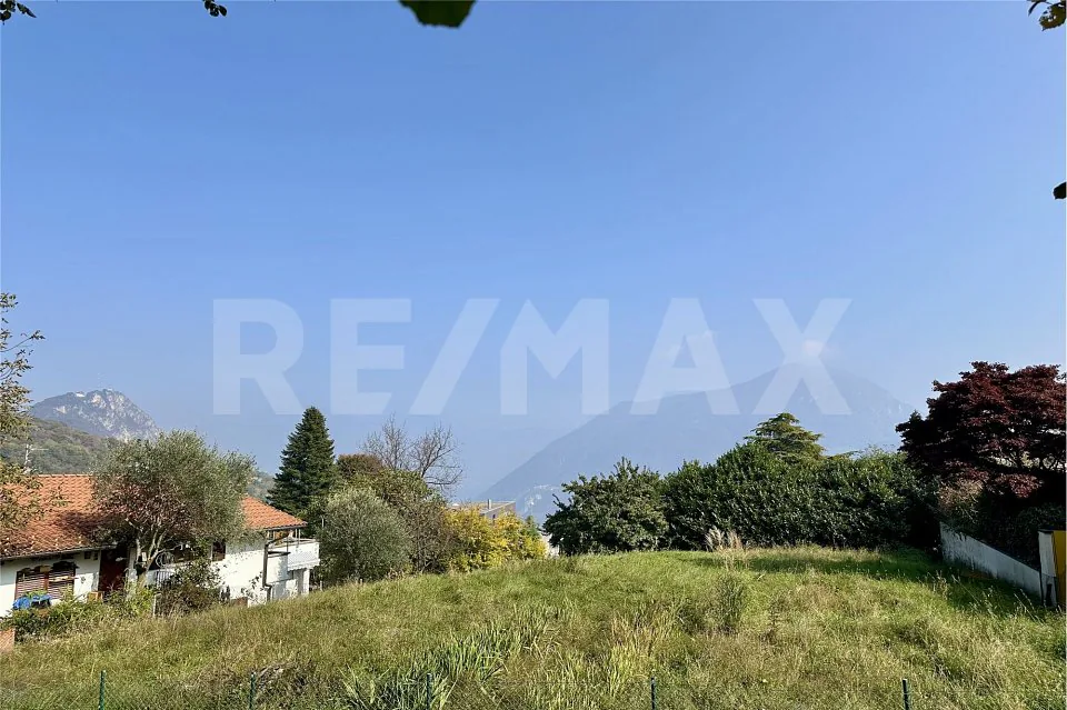 Terreno edificabile con vista e possibilità di seconda residenza Carona, Lugano
