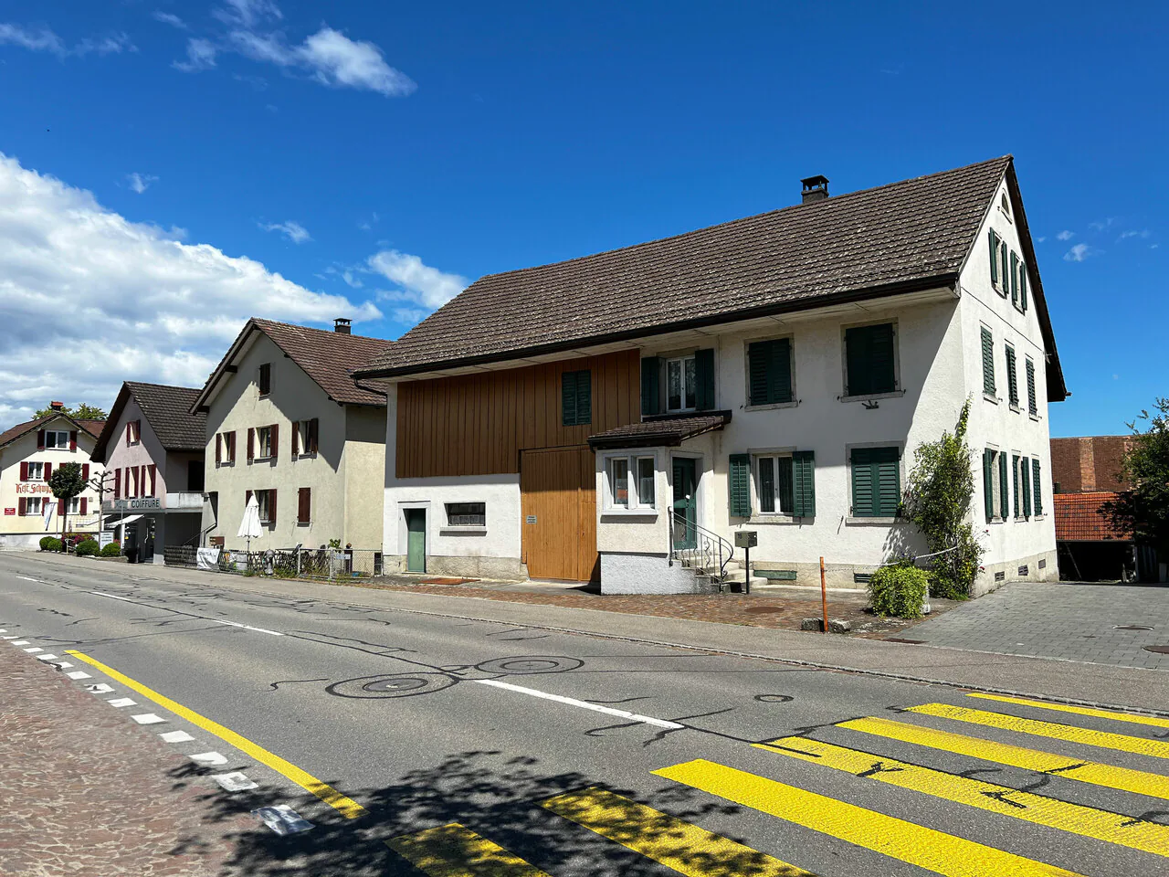 Maison de ferme intéressante avec de nombreuses possibilités