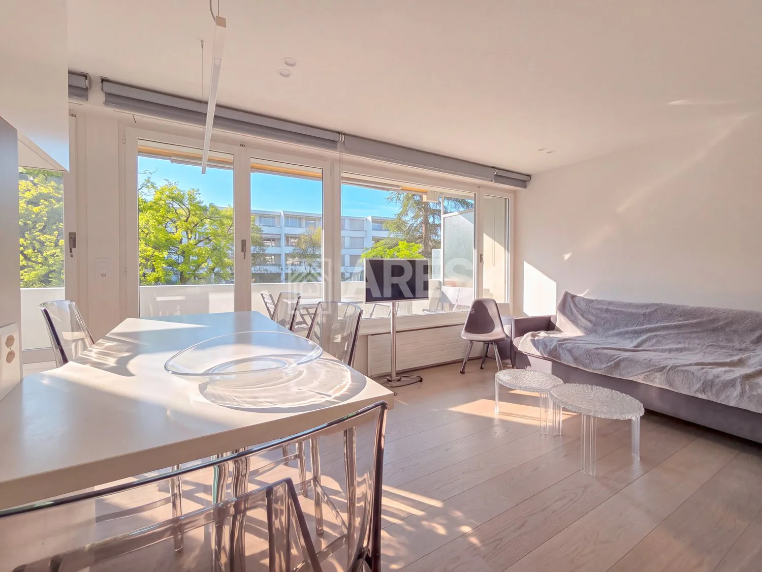 Moderne Studio mit Innenpool in Florissant
