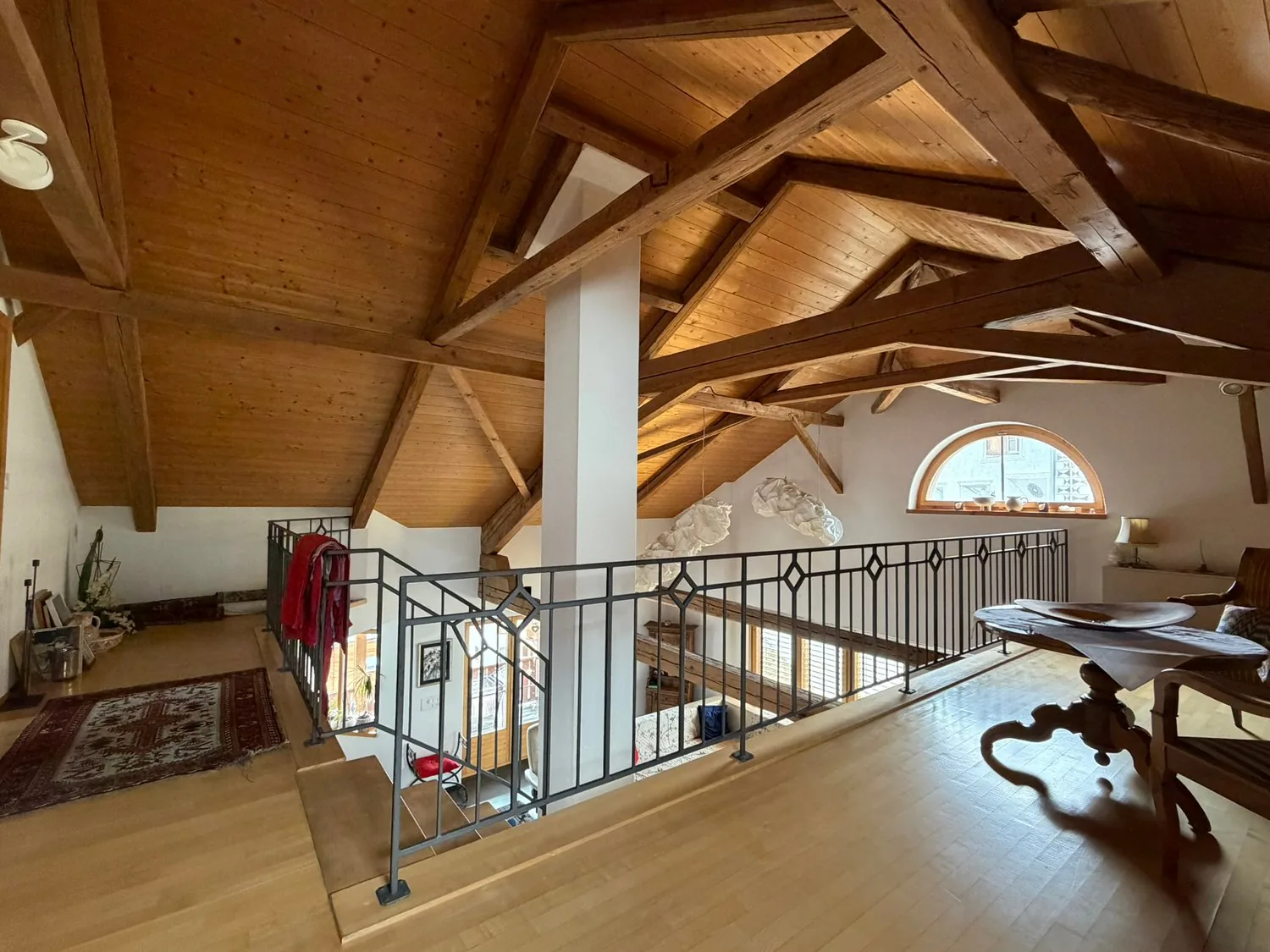 Appartamento maisonnette spazioso 6.5 locali con vista sulla montagna a Scuol