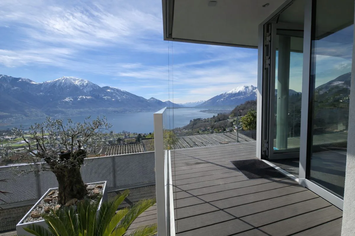 Contemporary property with garage, indoor lift and spectacular 180° panoramic view