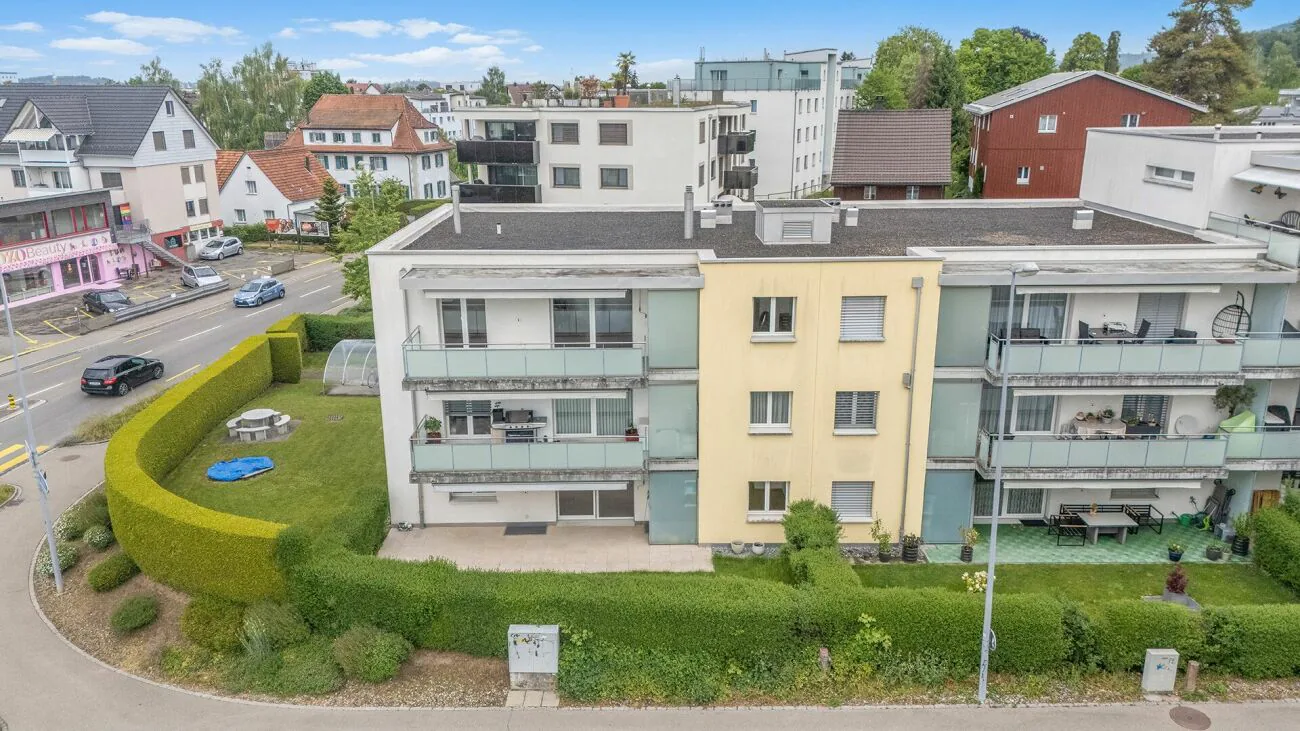 Appartamento giardino confortevole di 4,5 locali con due aree esterne