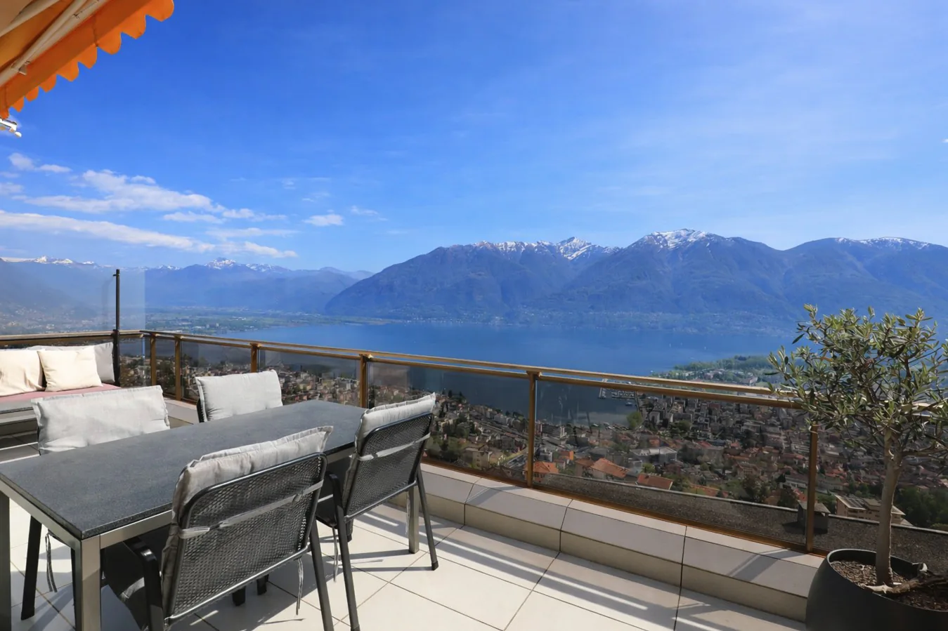 Modern 2.5-room attic apartment with a dream view in Orselina