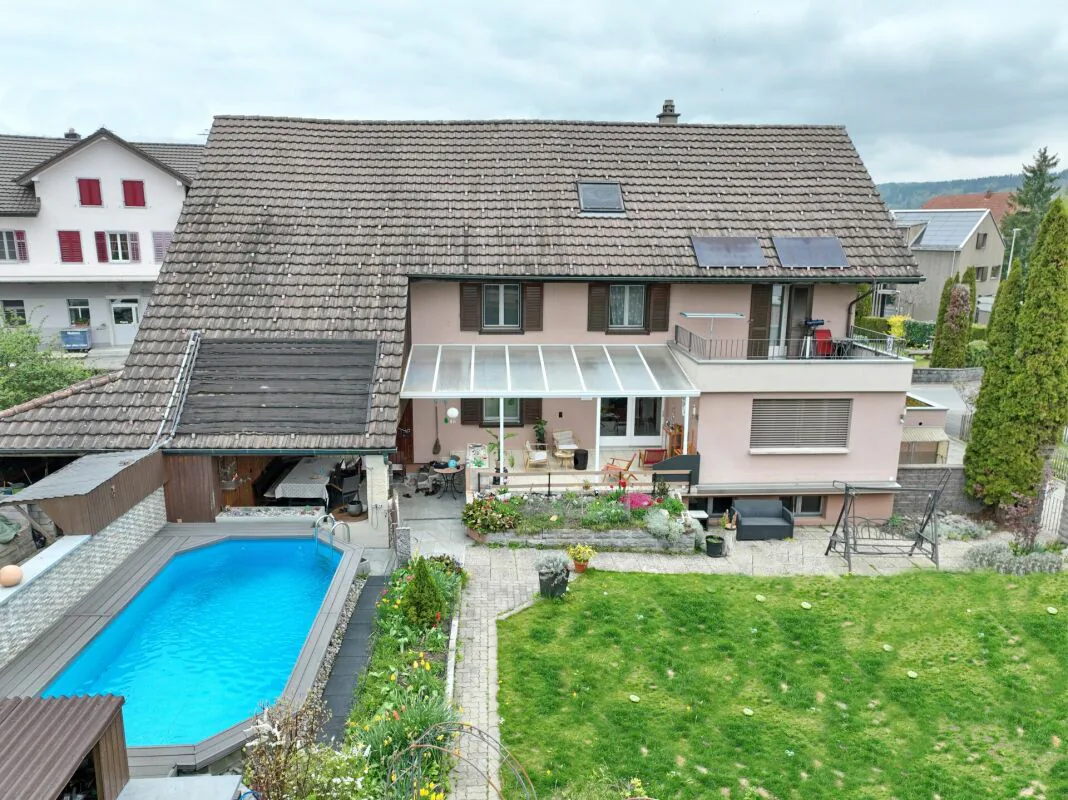 7.5 Zimmer-Haus mit zusätzlichen Nutzungsräumen, grossem Garten, zwei Sitzplätzen und Schwimmbad