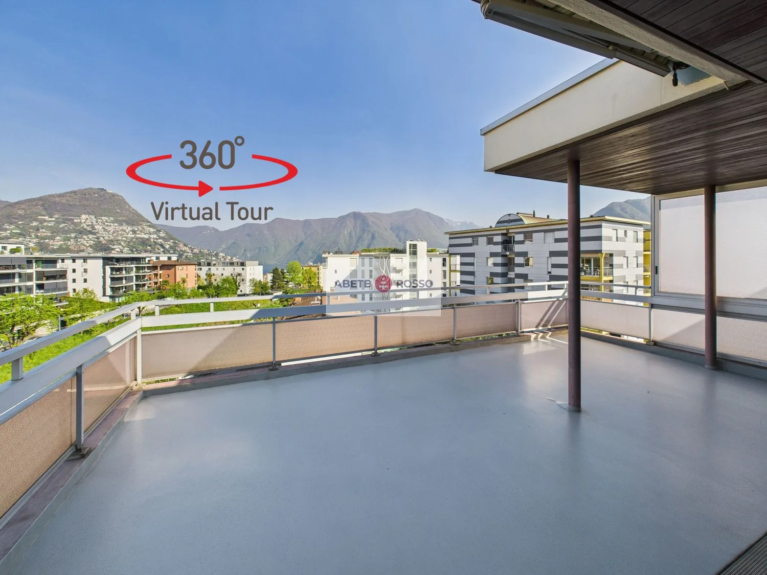 Appartement au dernier étage avec terrasse et vue panoramique, à proximité de la gare FFS et du centre de Lugano.