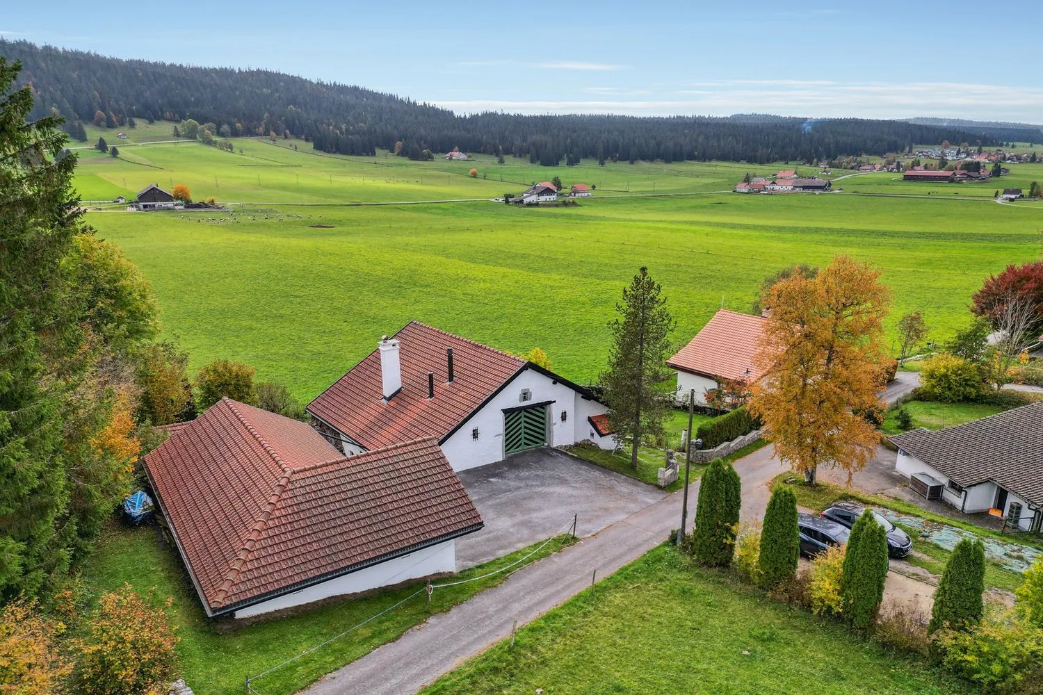 Authentic Neuchâtel farm on the edge of fields