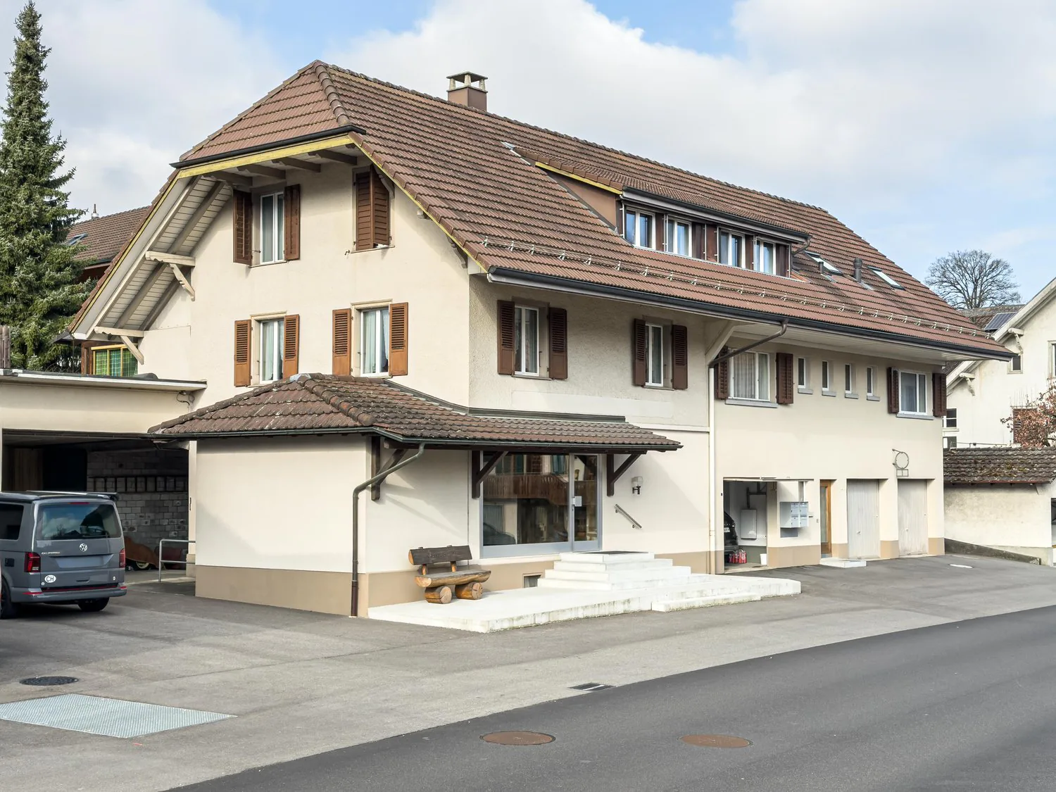 Casa residenziale e commerciale ben curata in vendita a Melchnau