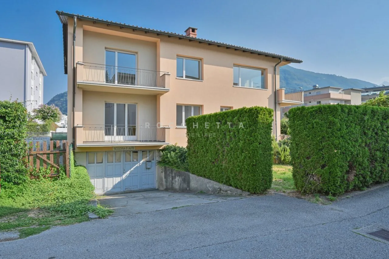 Casa bifamiliare con potenziale in posizione strategica