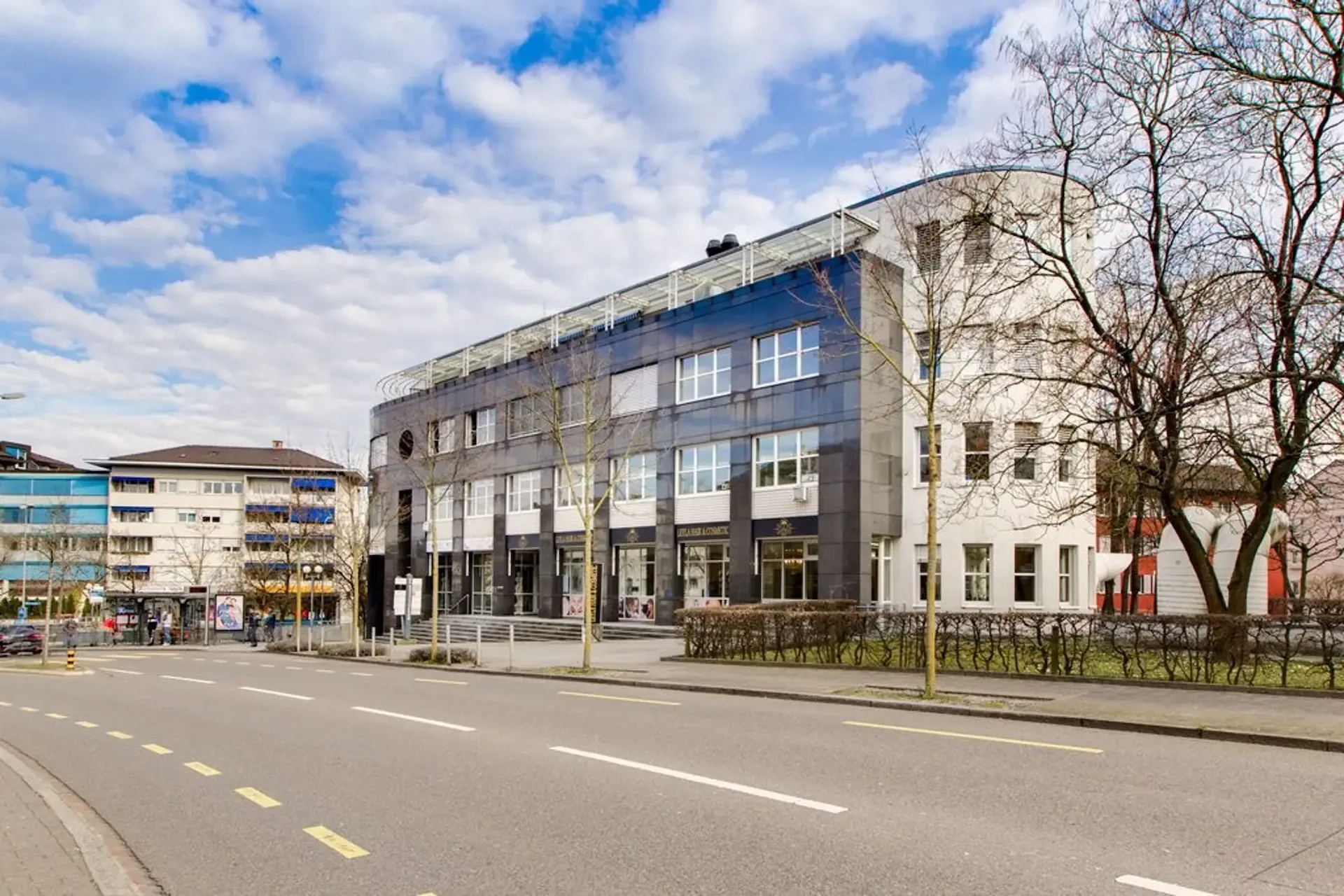 Work in the heart of Glattbrugg - central, modern, available immediately!