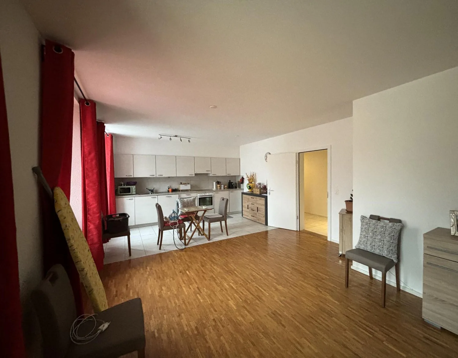 1. MIETE NETTO ANGEBOTEN ! Schönes 3-Zimmer-Apartment in Fleurier