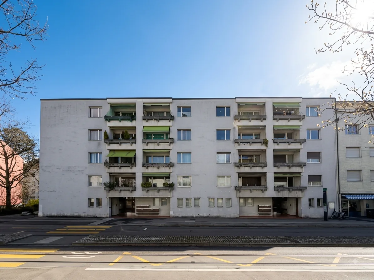 Bright home with balcony, lift & ideal public transport connection