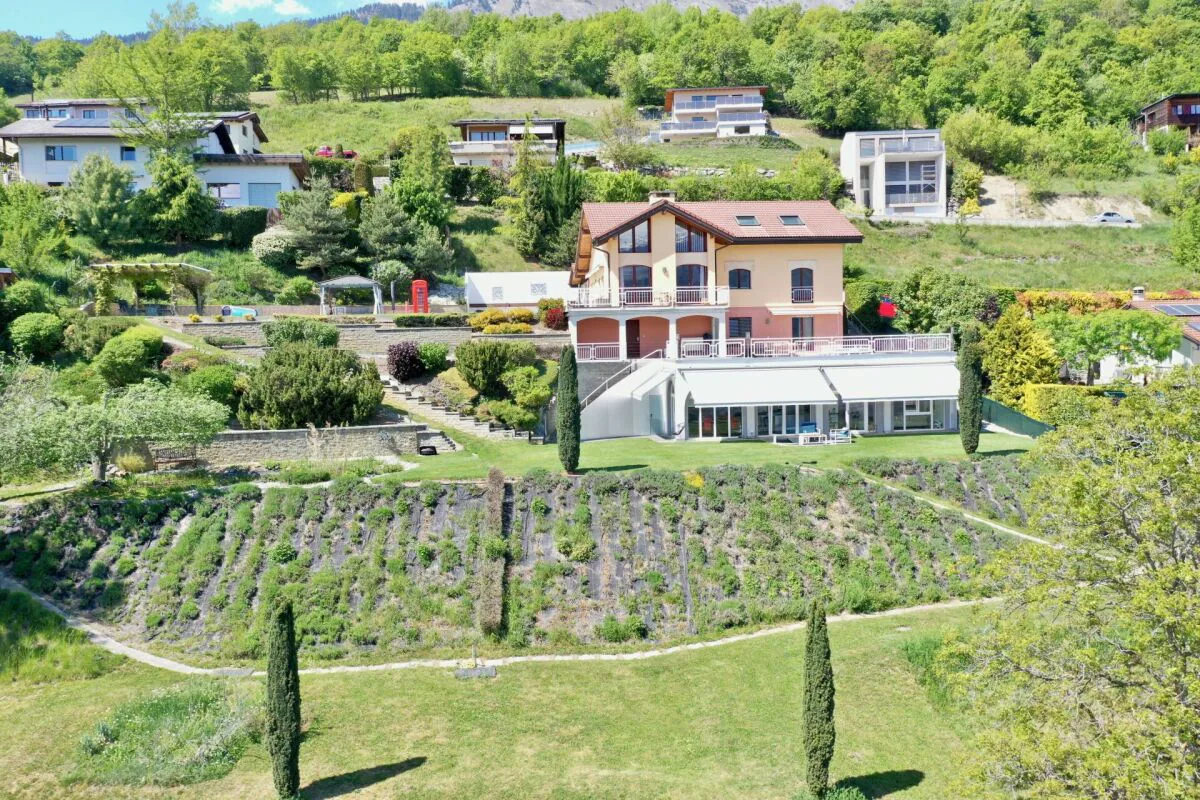 Proprietà magnifica in PPE con 3 appartamenti (6,5 locali + 3,5 locali + 2,5 locali) nelle alture di Savièse