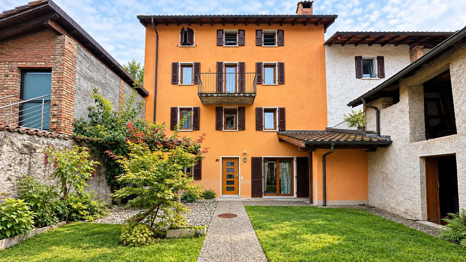 Zweifamilienhaus als Renditeobjekt mit privatem Park in Brusino Arsizio