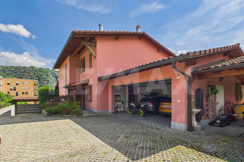Villa indipendente con grande giardino e grottino caratteristico a Taverne
