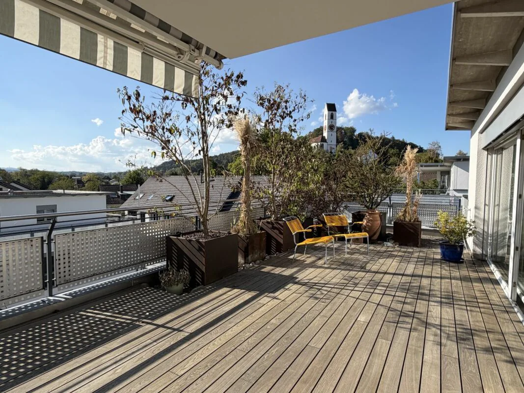 5.5-room attic apartment in the center and yet in a quiet location with a lot of privacy, 126 m2 net living space, more than 100 m2 terrace