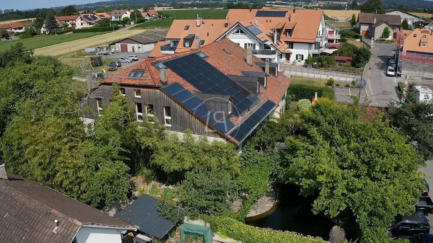 Eigenschaft mit Charme und natürlichem Swimmingpool in der Nähe von Lausanne