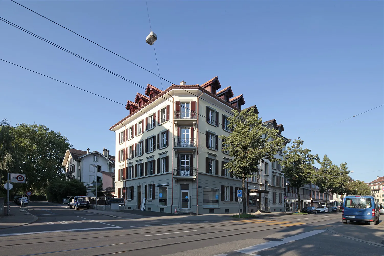 Wohnen im Breitsch: Traumhafte 3.5-Zimmer-Dachwohnung mit Loggia zu vermieten