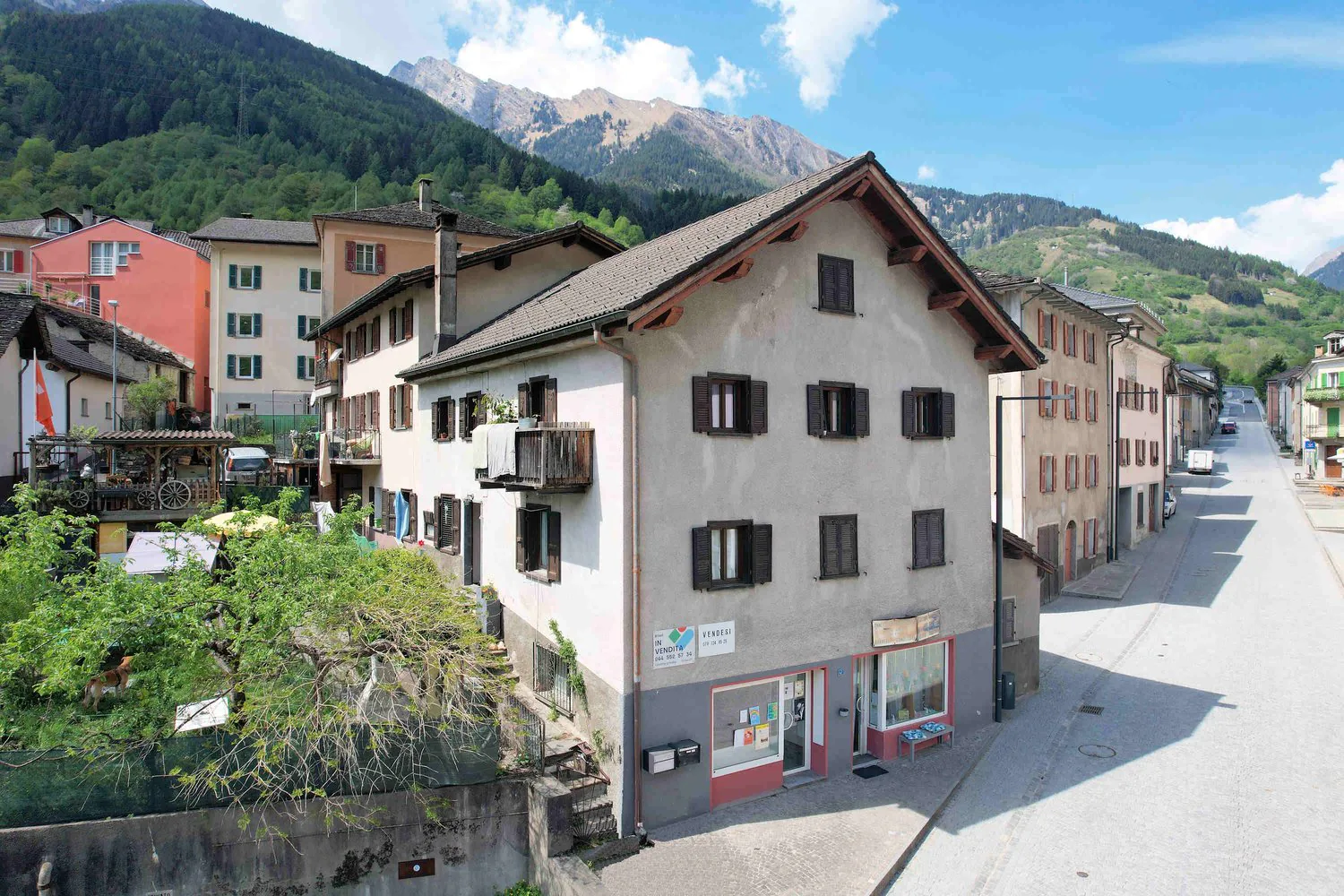 Grande maison de style alpin dans un emplacement commode et stratégique
