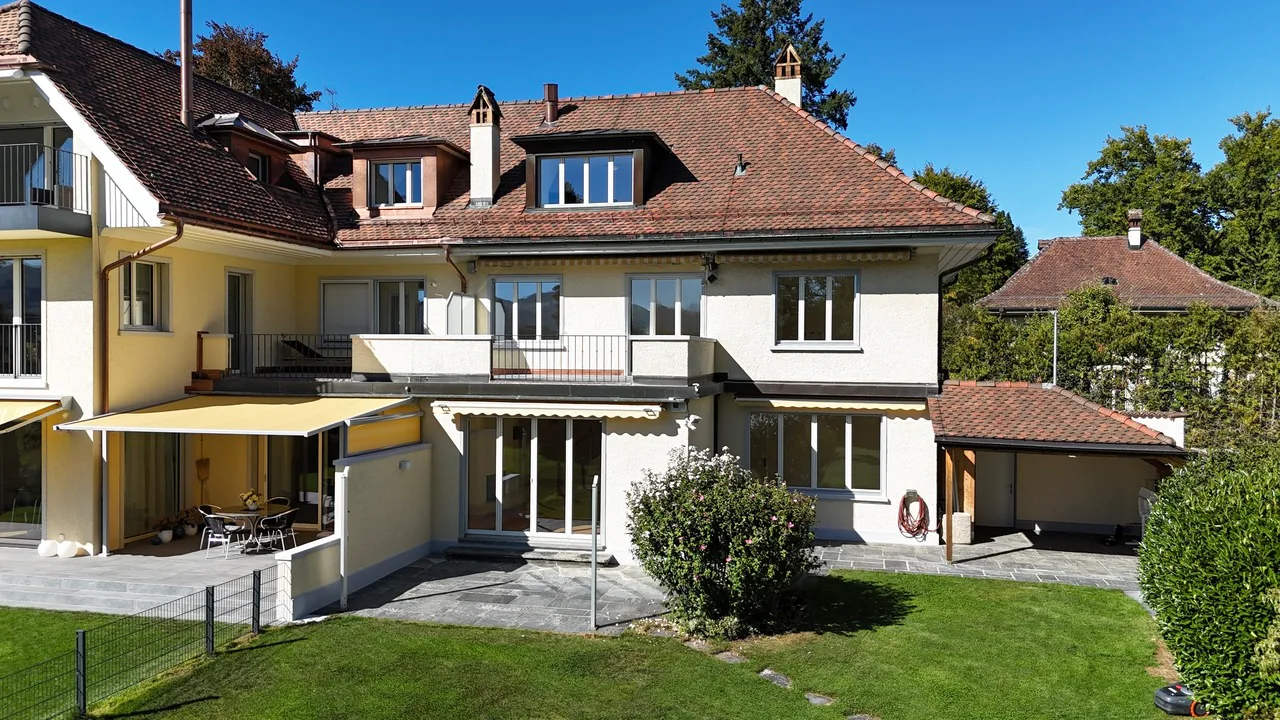VIVRE SPACIEUSEMENT, VIVRE ÉLÉGAMMENT - VILLA MITOYENNE ATTRAYANTE