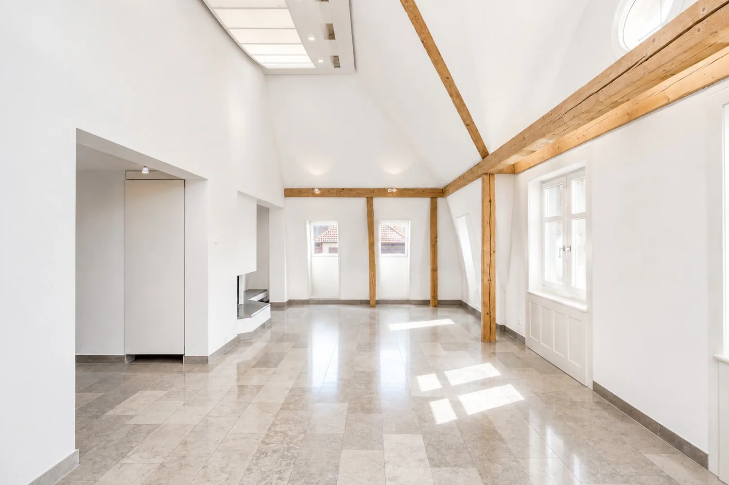 Attraktive 3.5-Zimmer-Dachwohnung mit privater Dachterrasse und Weitblick über Zürich und den Zürichsee