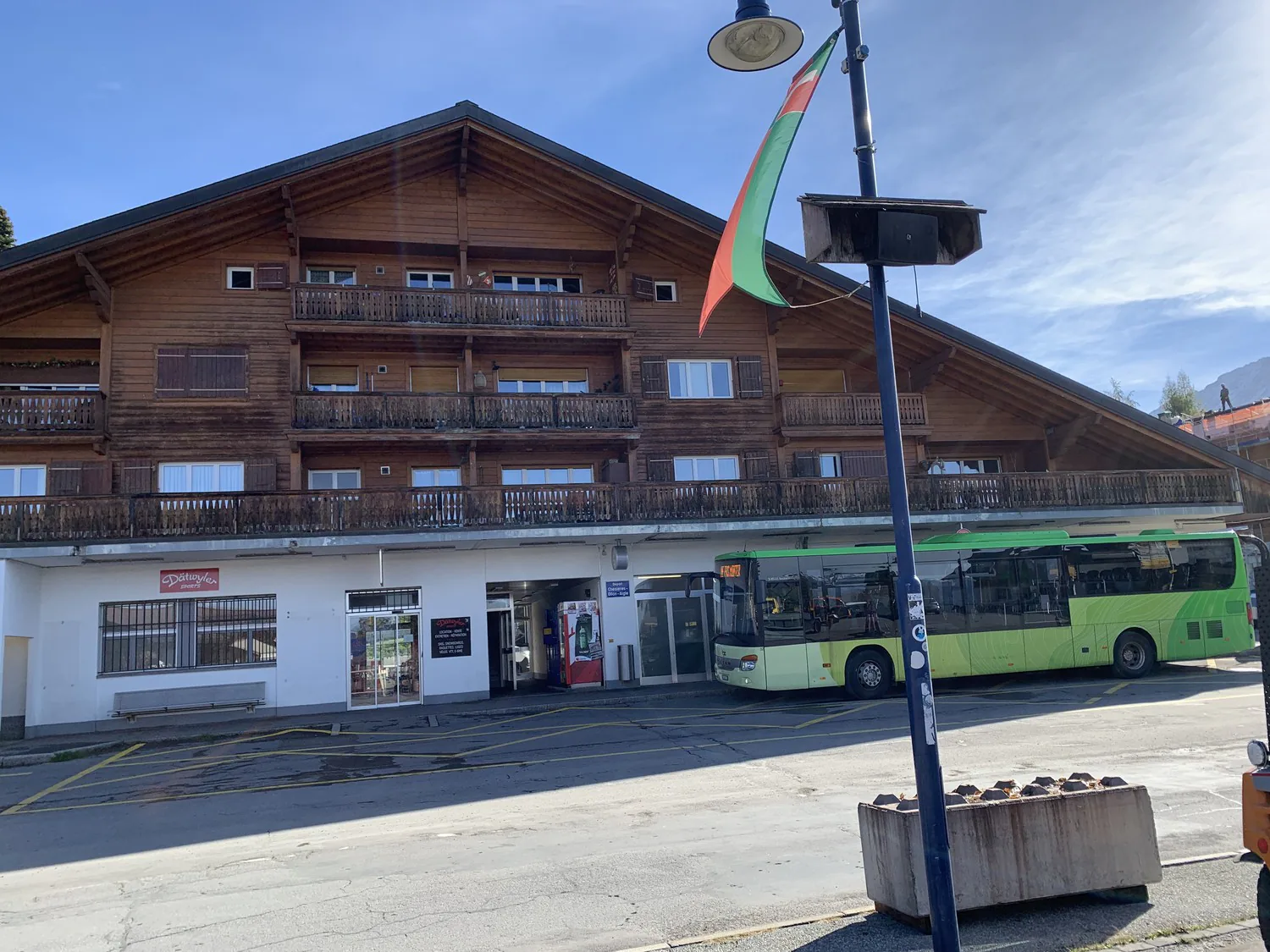 Villars-sur-Ollon im Herzen des Dorfes in einem Gebäude der Post und Gare TPC
