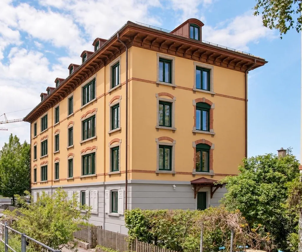 Appartement de toit élégamment rénové de 3,5 pièces à proximité du centre-ville
